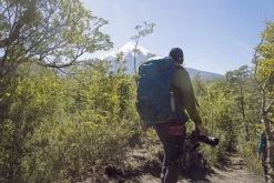 Osprey Farpoint Trek Pack Rugzak - Blauw - 55 Liter -Outdoor Kampeeruitrusting Winkel 1267 1900 f22 farpoint trek pack 55 muted space blue o s 10003693 samrouda exp 4 10 24 002