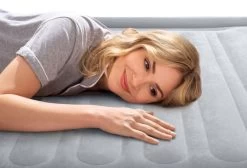 Intex Comfort Plush Luchtbed - Eenpersoons - Ingebouwde Elektrische Pomp -Outdoor Kampeeruitrusting Winkel 1320 1900 67766 inuse4 2022 300