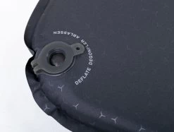 Exped SIM 3.8 M Zelfopblazende Slaapmat -Outdoor Kampeeruitrusting Winkel 1441 1900 sim black valve close