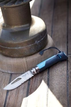 Opinel N°08 Outdoor Zakmes - Blauw -Outdoor Kampeeruitrusting Winkel 3123840015762 opinel outdoor 8 blauw sfeer2 resultaat