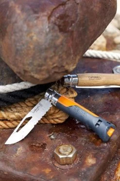 Opinel N°08 Outdoor Zakmes - Oranje -Outdoor Kampeeruitrusting Winkel 3123840015779 opinel outdoor 8 oranje sfeer2 resultaat