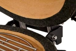 Kamado Joe Junior Barbecue -Outdoor Kampeeruitrusting Winkel 800 1200 kamadojoejr hinge3 cmyk